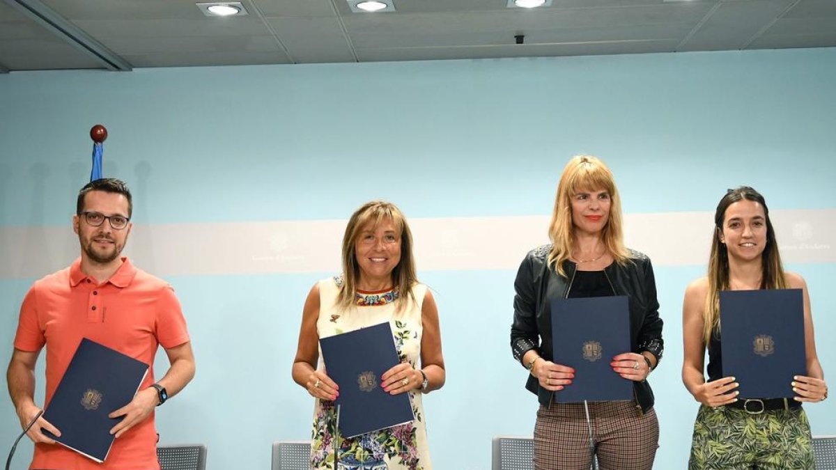 Conxita Marsol amb els representants d'Idean, Andorra 2000 i Epizen que han signat el conveni d'empreses inclusives