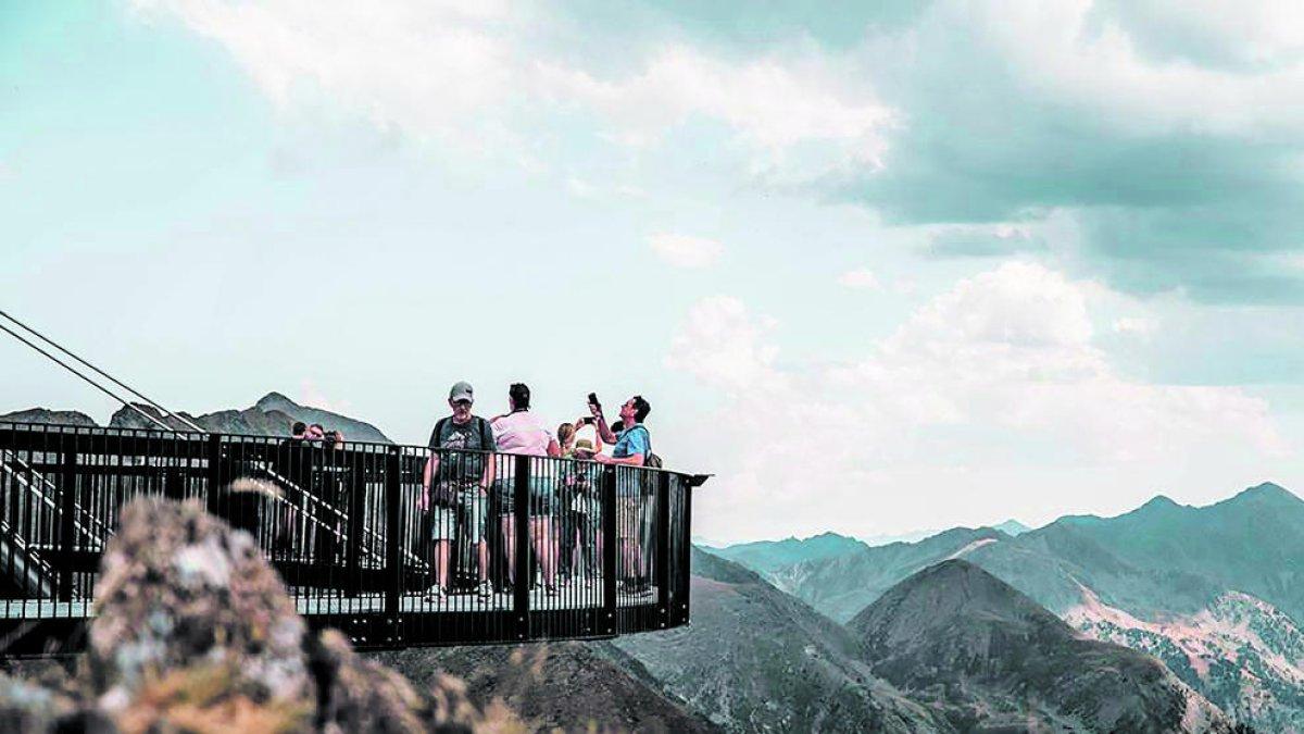 Turistes al mirador de Tristaina.