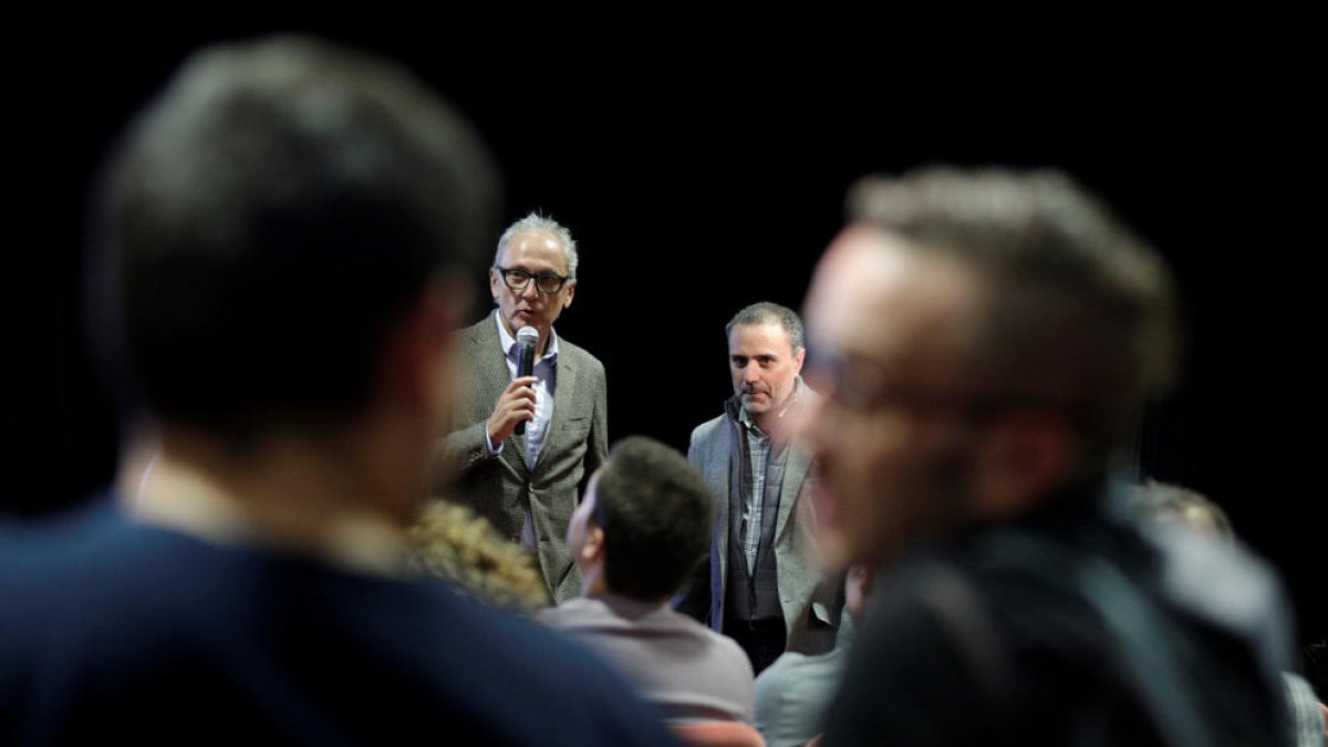 El polític en una reunió a la parròquia.