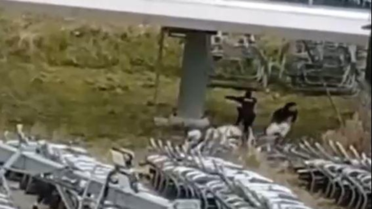 Moment que el contrabandista roba el tabac a la policia al Pas