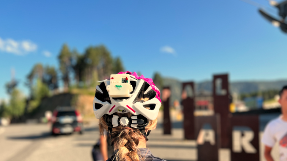 Sistema d'airbag cervical integrat al casc dels ciclistes