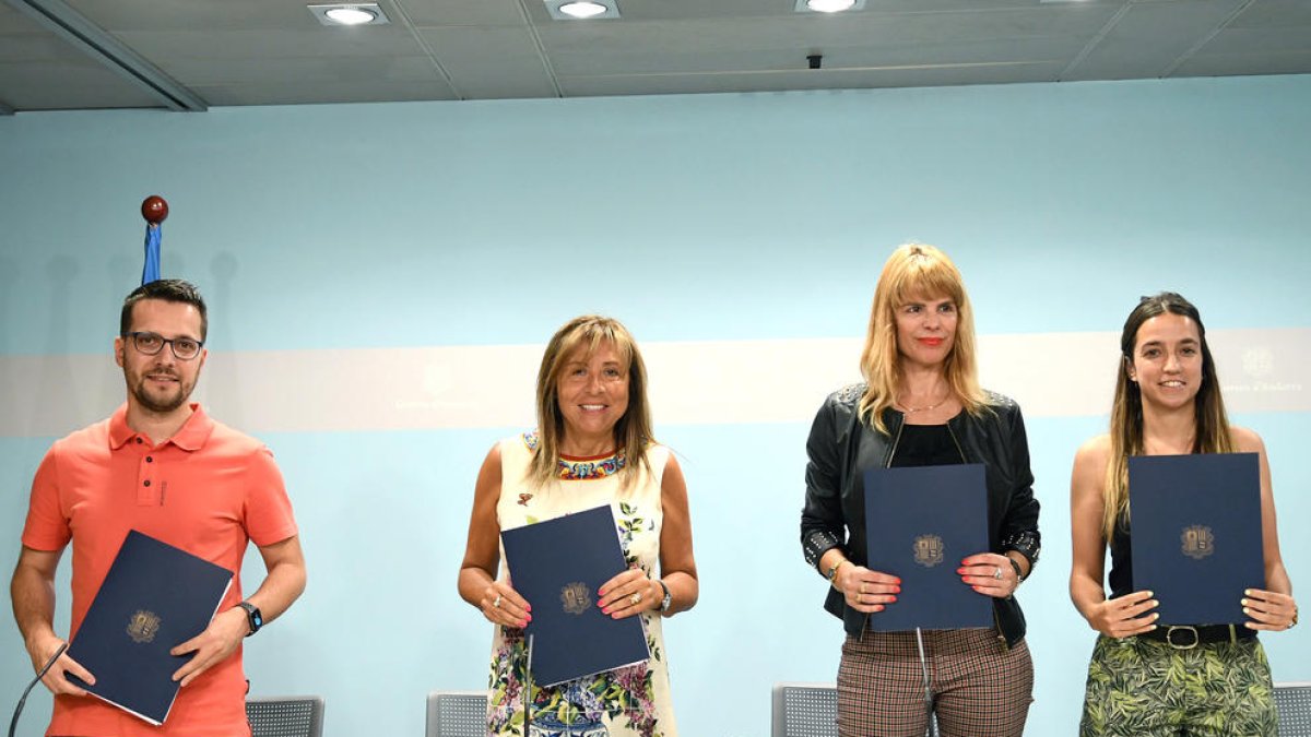 Marsol amb els representants de les tres empreses.