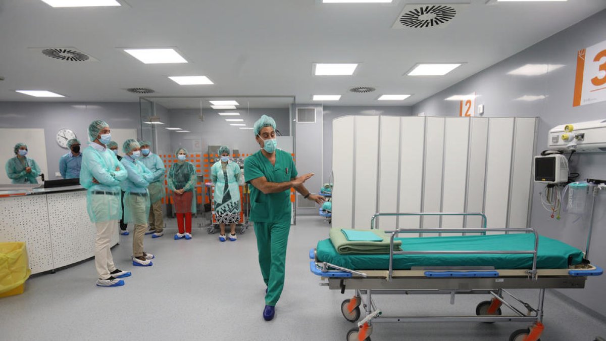 Un infermer portant una llitera.