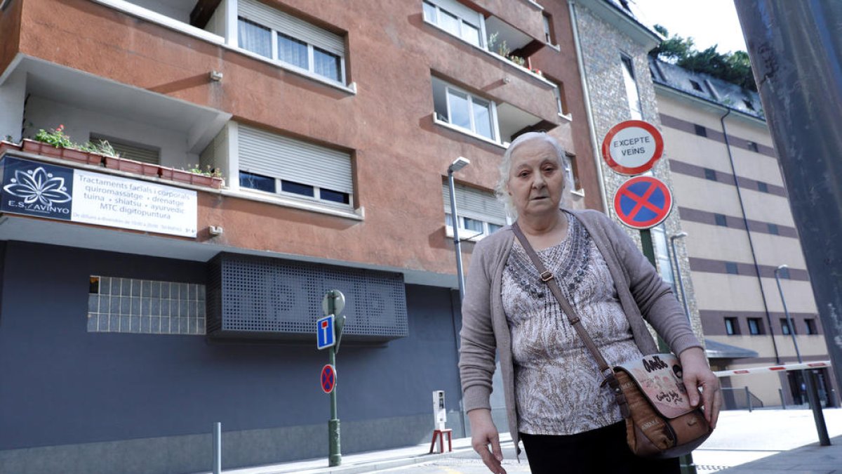 Isabel Ruiz al costat de l'edifici on viu.