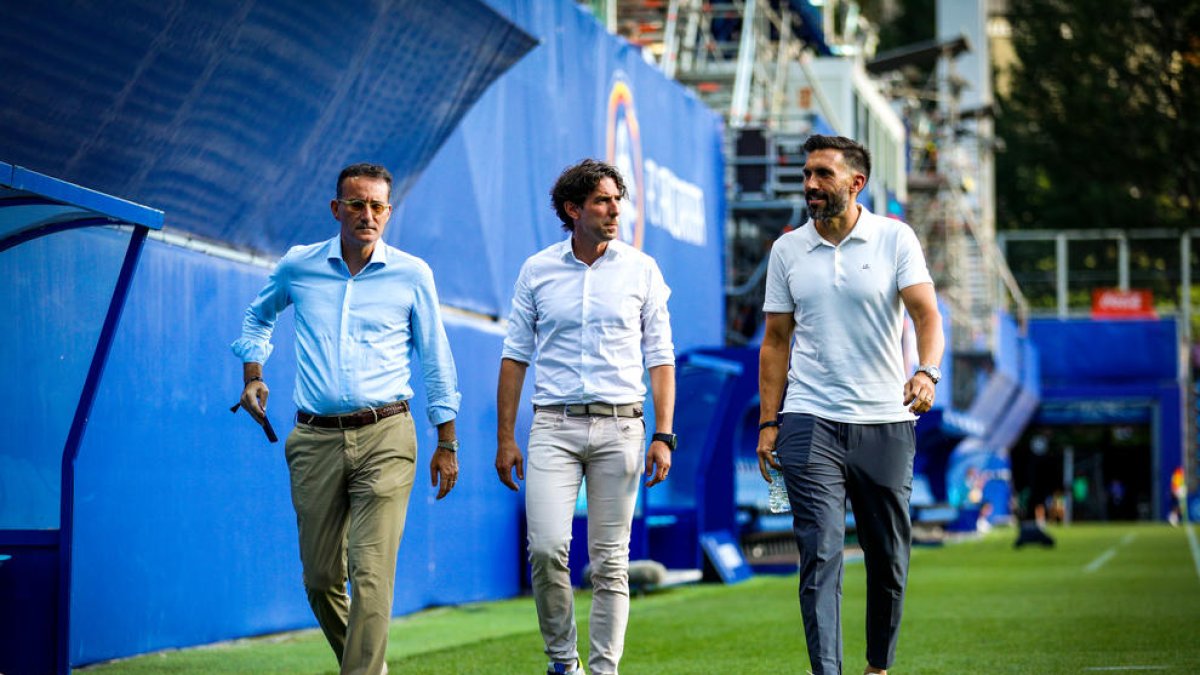 El president, Ferran Vilaseca, Jaume Nogués i el tècnic, Eder Sarabia.
