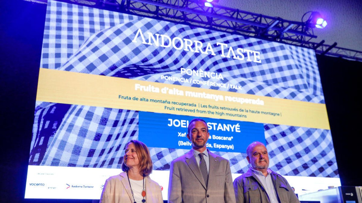 Torres, Gili i Lana en la inauguració a la sala del Prat del Roure.