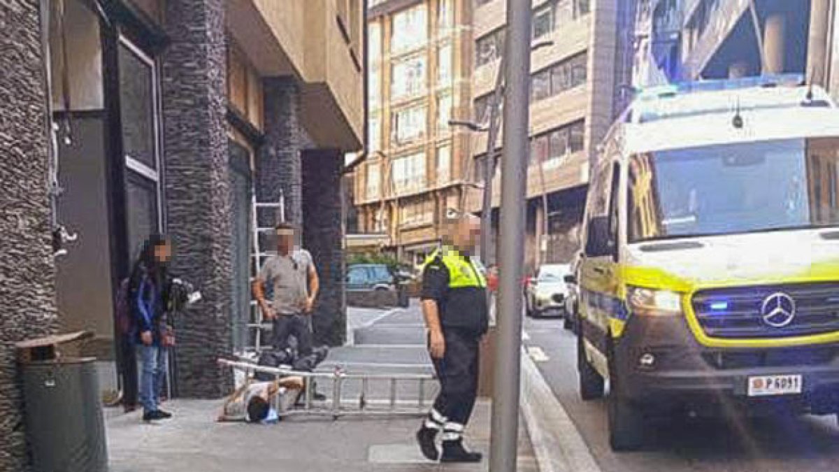 L'operari caigut a terra aquest matí a Escaldes