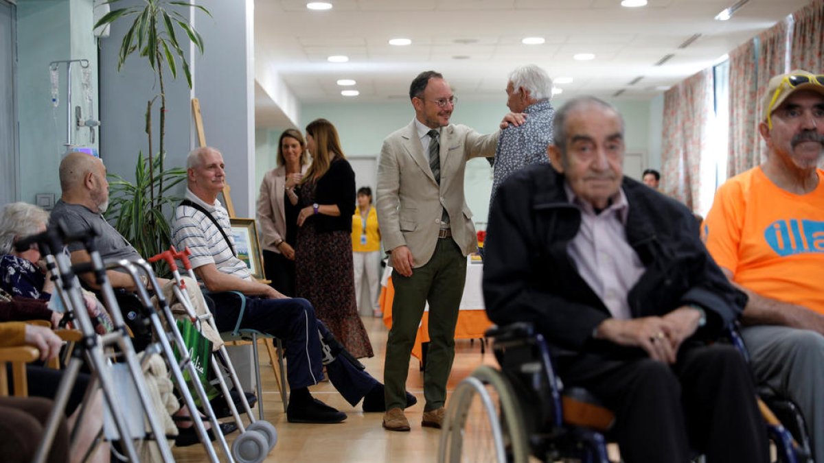 El cap de Govern saludant un dels usuaris d'El Cedre, ahir.