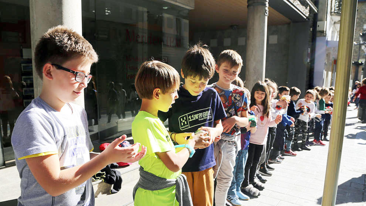 Els infants de la parròquia traslladant els aliments fins a Càritas.