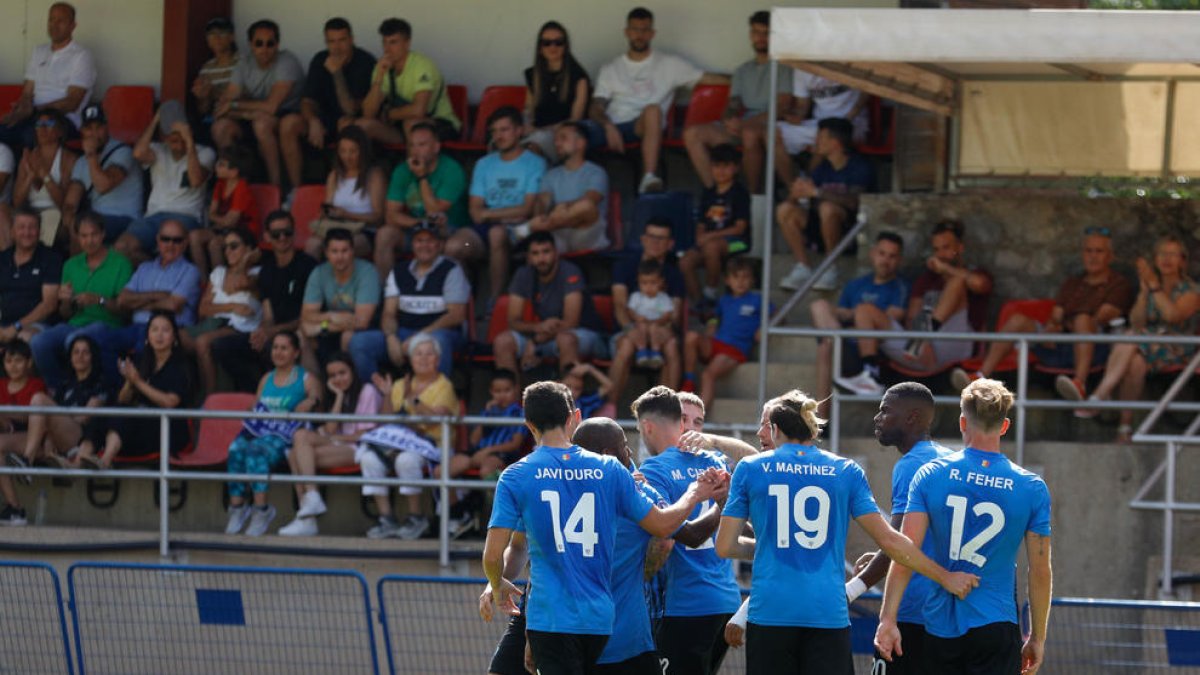Els jugadors de l'Inter Escaldes celebrant l'1 a 0, obra de Raul Feher.