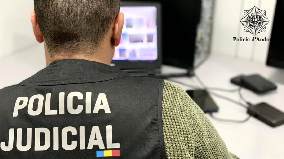 Un policia judicial.