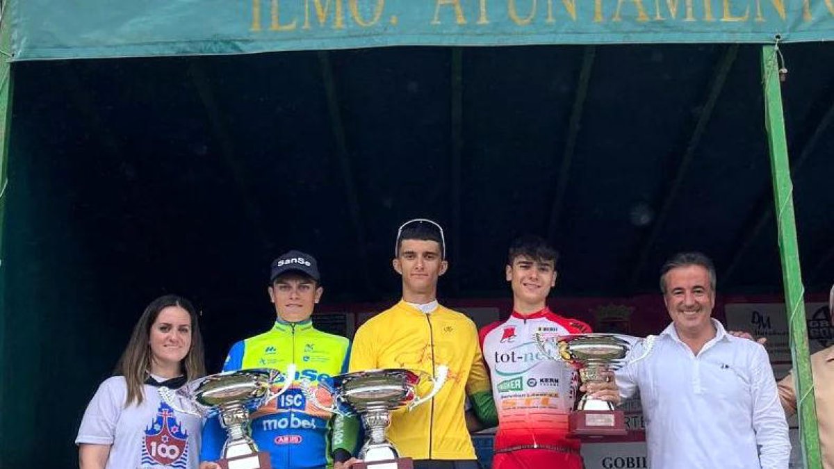 Adrià Regada, segon per la dreta, al podi.