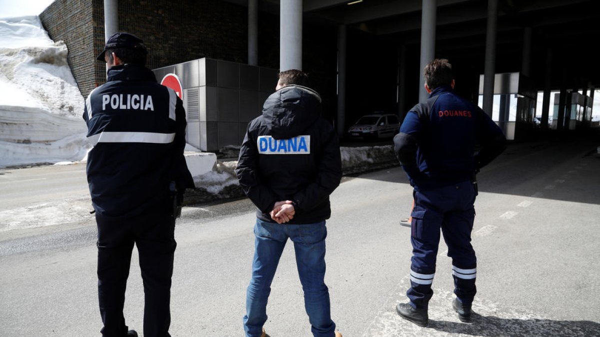 Agents de la policia i la duana a la frontera amb França