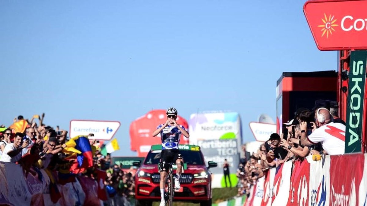 Evenepoel celebra el triomf d'etapa.