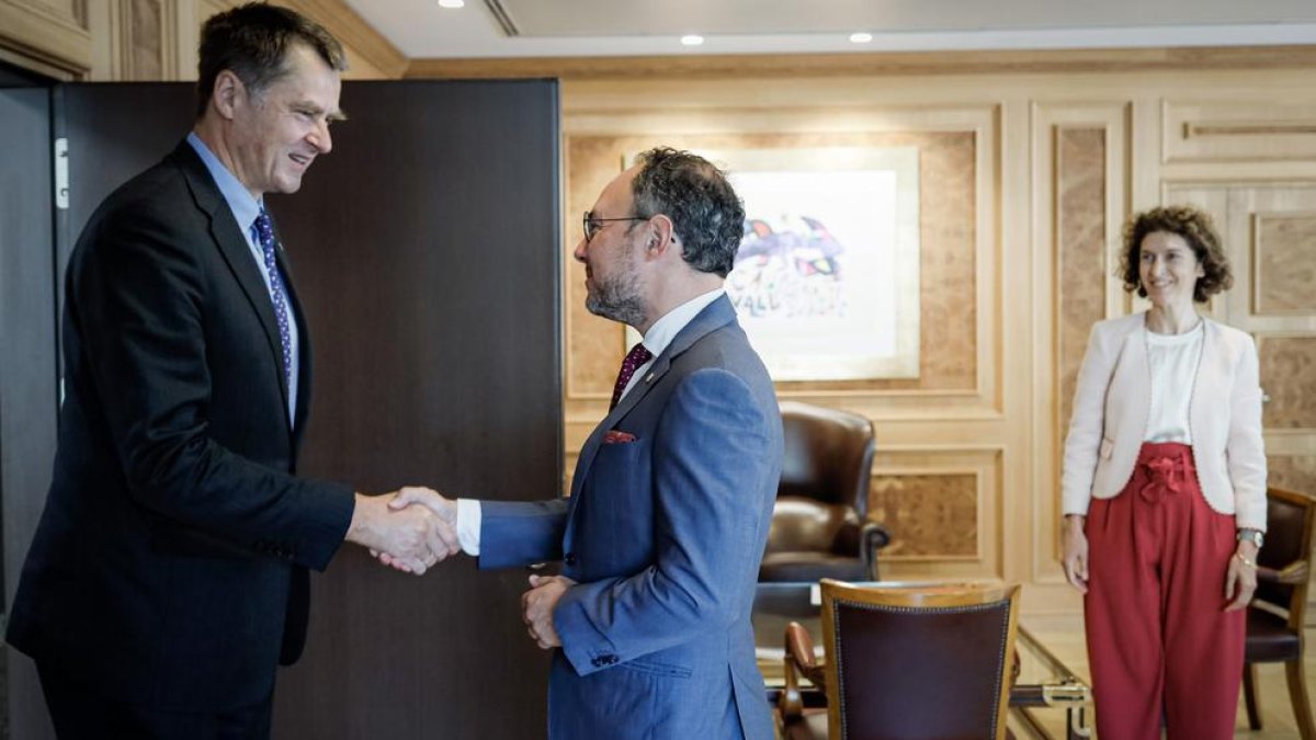 Xavier Espot rep Hugh Elliot aquest matí a la seu de Govern