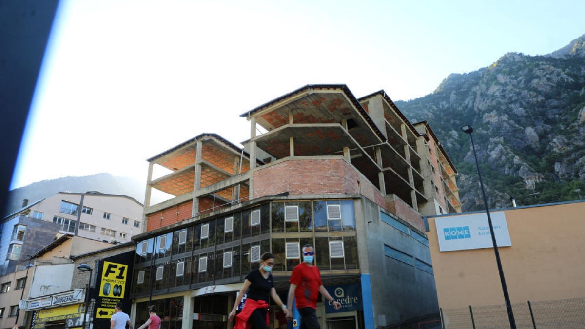 La parcel·la on es bastirà l'edifici està parcialment construïda.