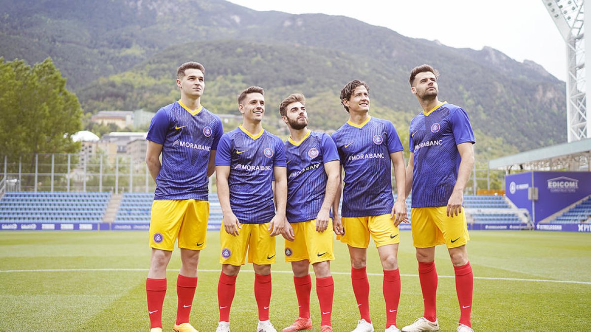 Els jugadors de l'FC Andorra, amb el nou equipament.