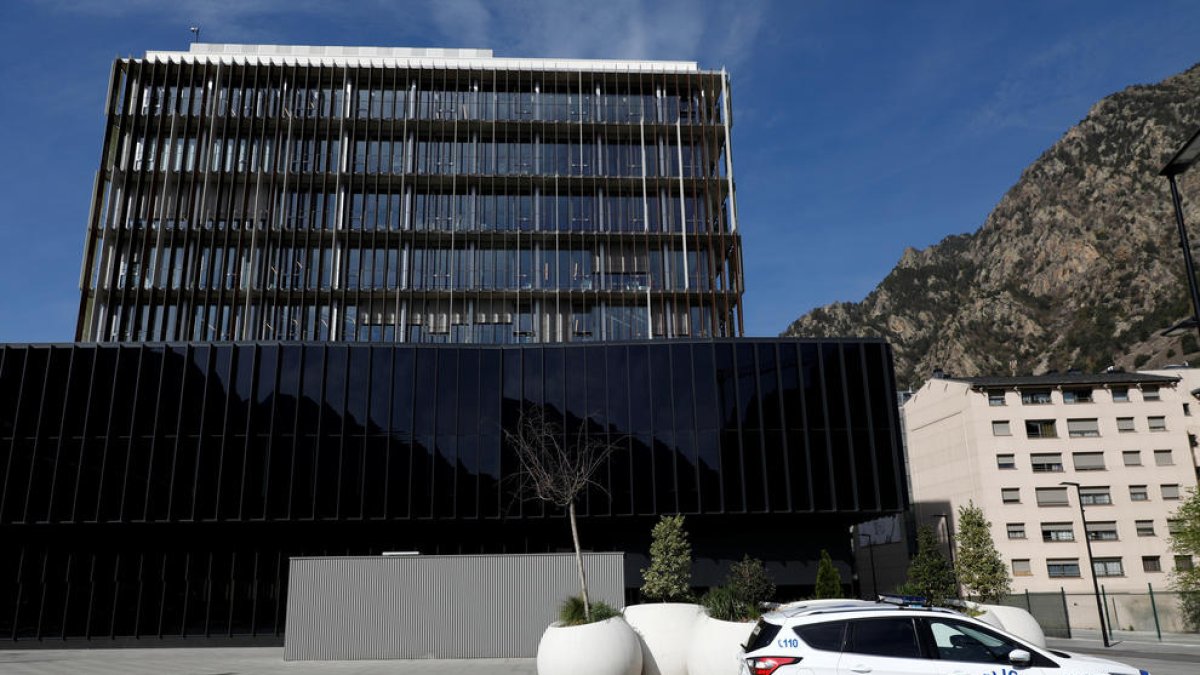 Un vehicle del cos policial a la seu de la Justícia.