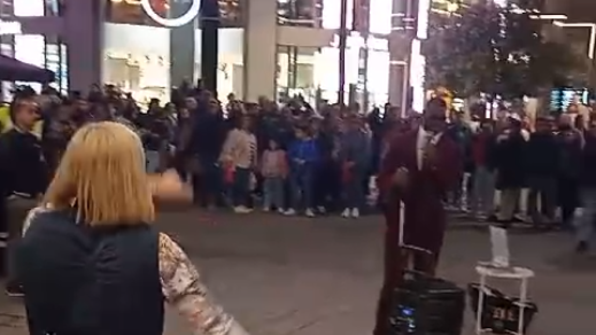 Expectació per un músic de carrer a Meritxell