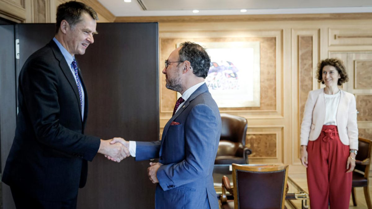 Xavier Espot rep Hugh Elliot a la seu de Govern.