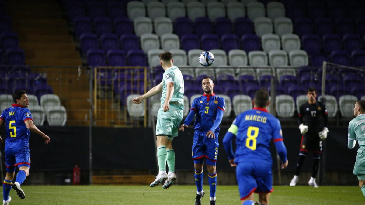 Marc Vales, en una acció defensiva a l'àrea d'Andorra.