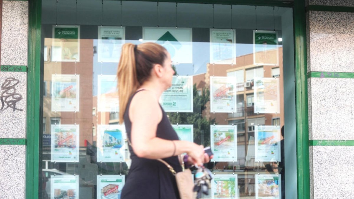 L'aparador d'una immobiliària amb ofertes de pisos.