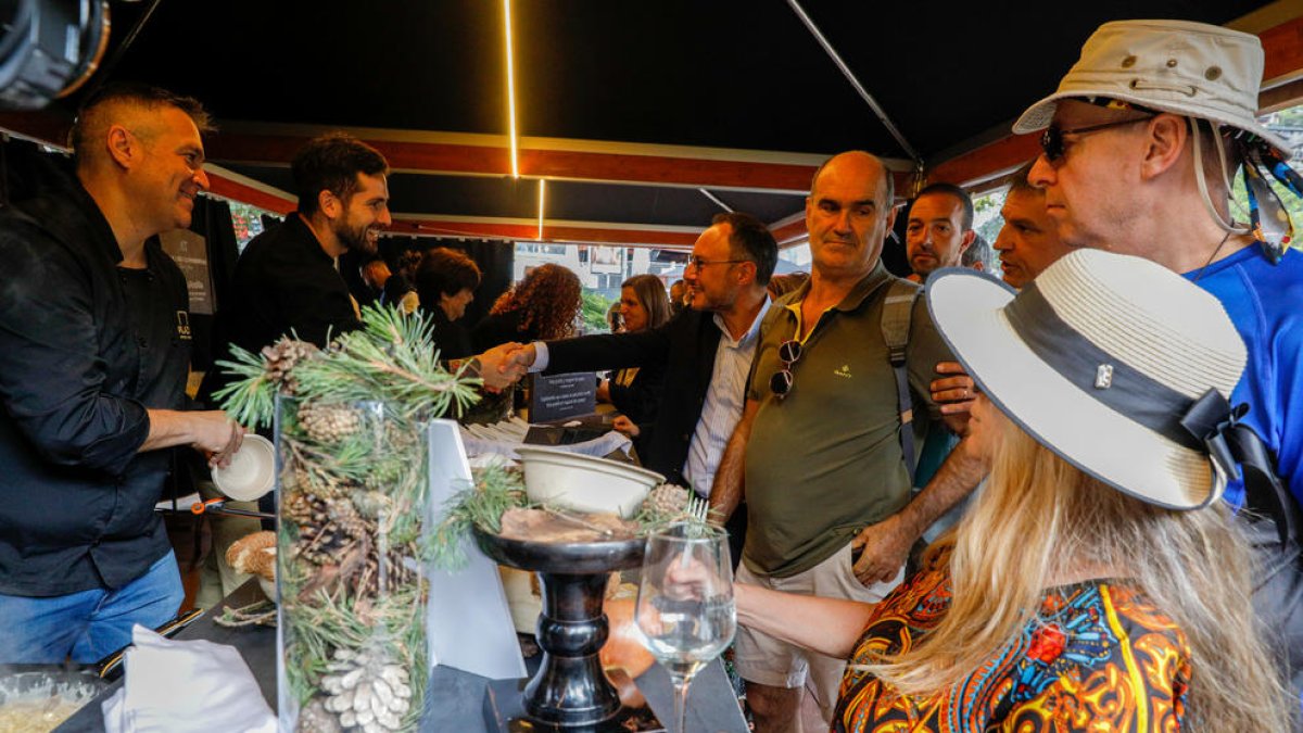 Visita de les autoritats en la inauguració de les jornades populars.