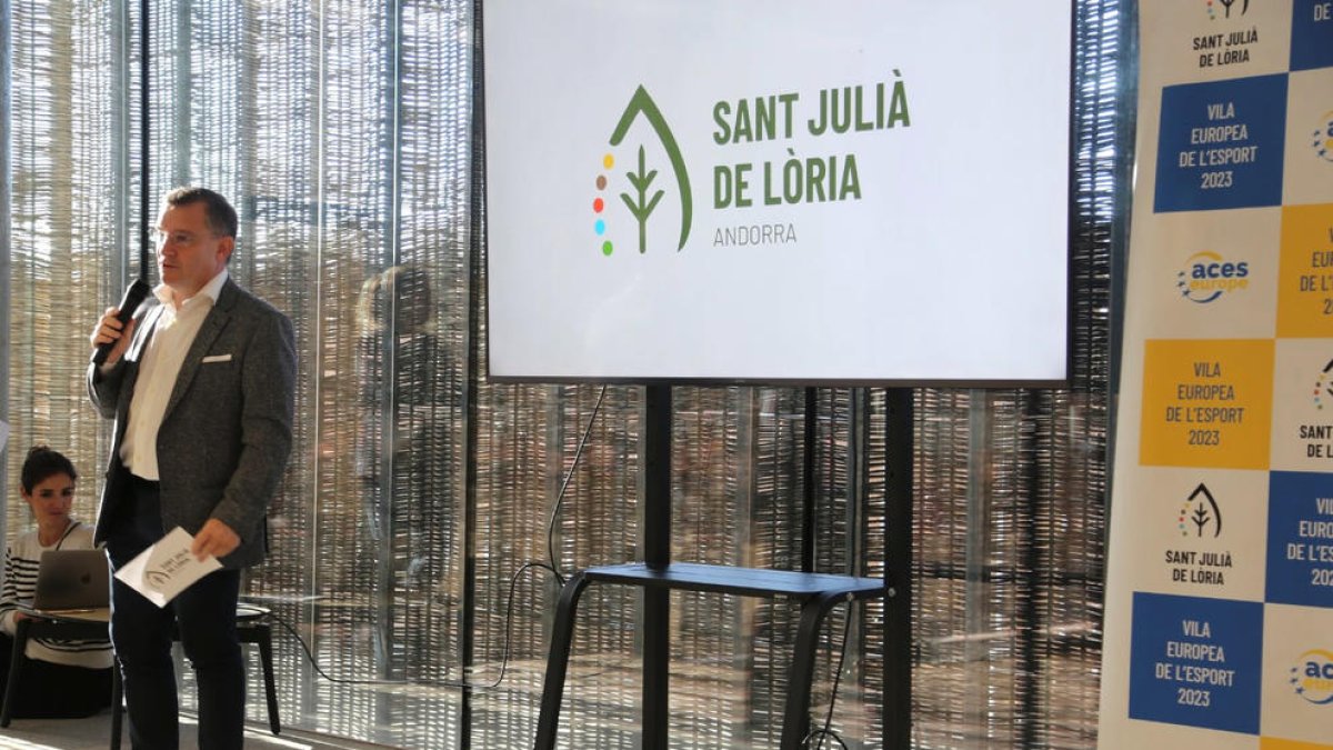 El cònsol major durant la presentació.