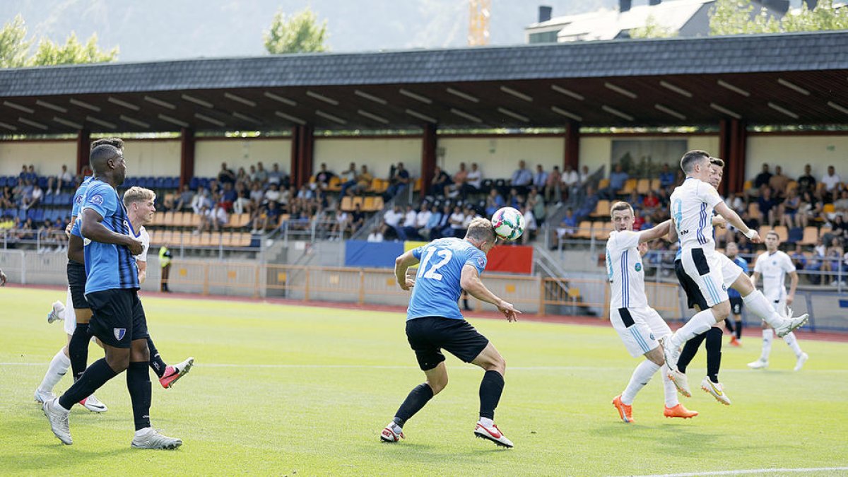 Duel de l'Inter Escaldes contra el Víkingur.