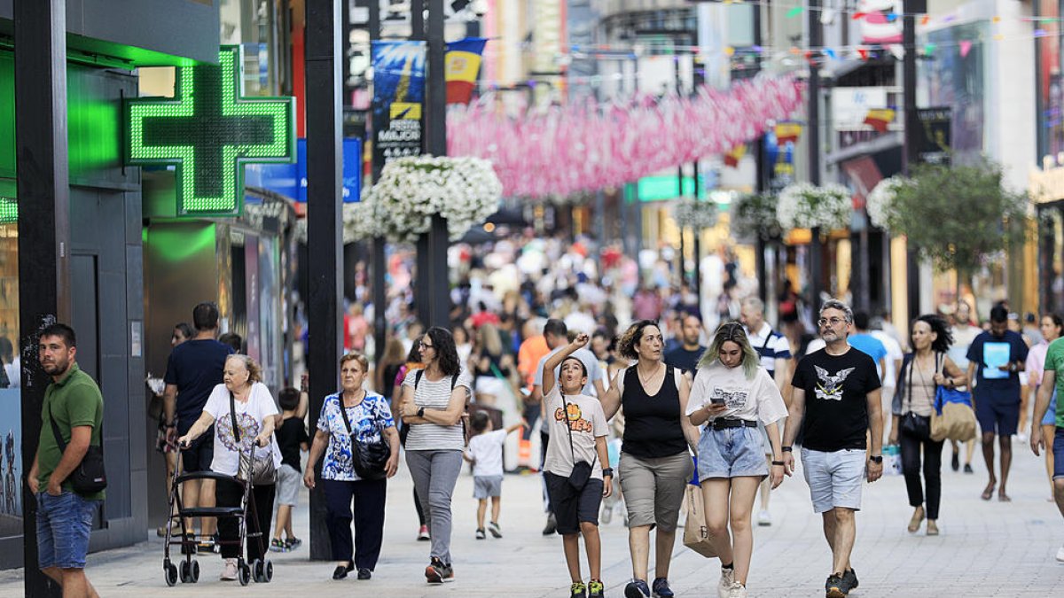 L'avinguda Meritxell, eix comercial d'Andorra la Vella.