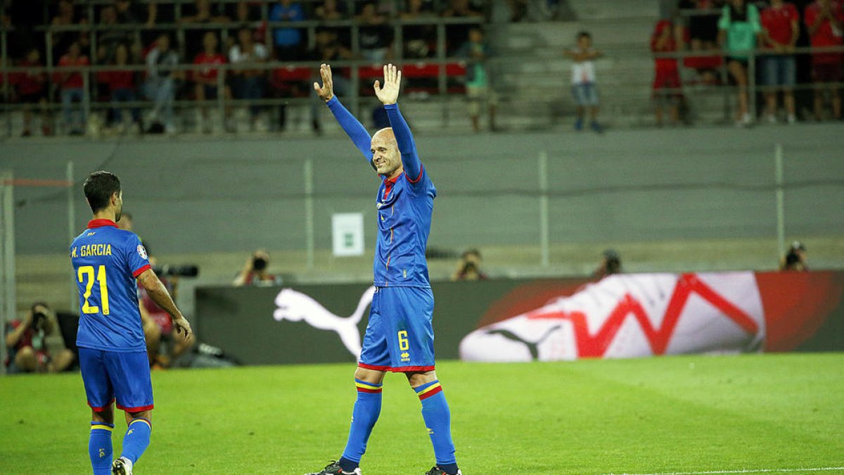 Ilde Lima abandonant dimarts l'estadi de Tourbillon, en el seu últim partit amb Andorra.