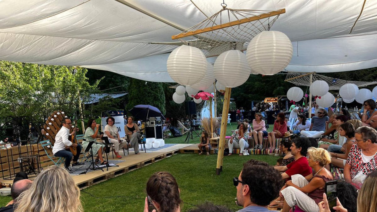 Roser Puigbò i David Sanz van protagonitzar un dels concerts de la Serenalla Market ahir a la tarda.
