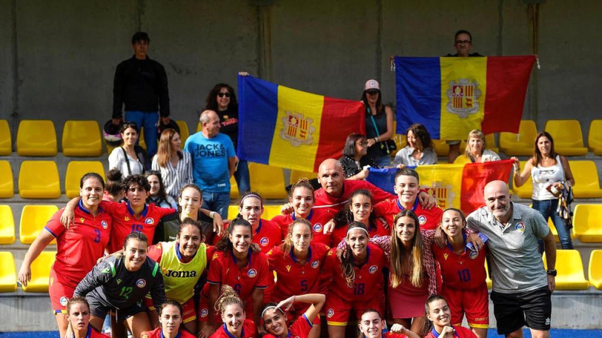 Les jugadores de l'Enfaf celebren la victòria.