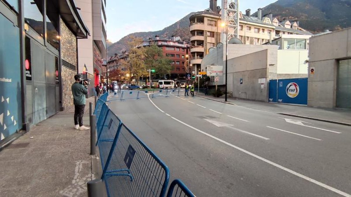 La zona d'accés a l'Estadi Nacional està tallada al trànsit