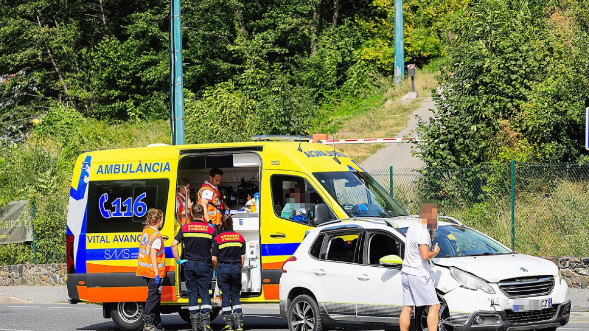 Una ambulància fent un servei.
