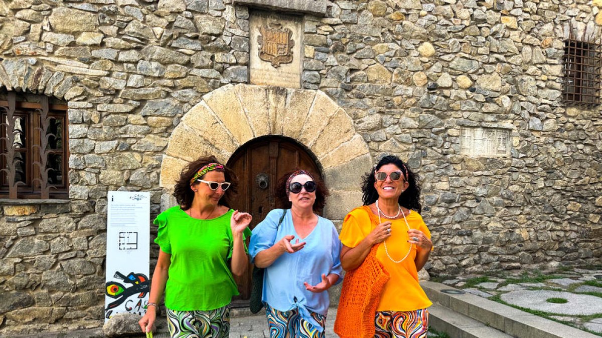 La companyia de teatre An-danda-ra és qui hi ha darrere de 'Les veïnes del Barri Antic'.