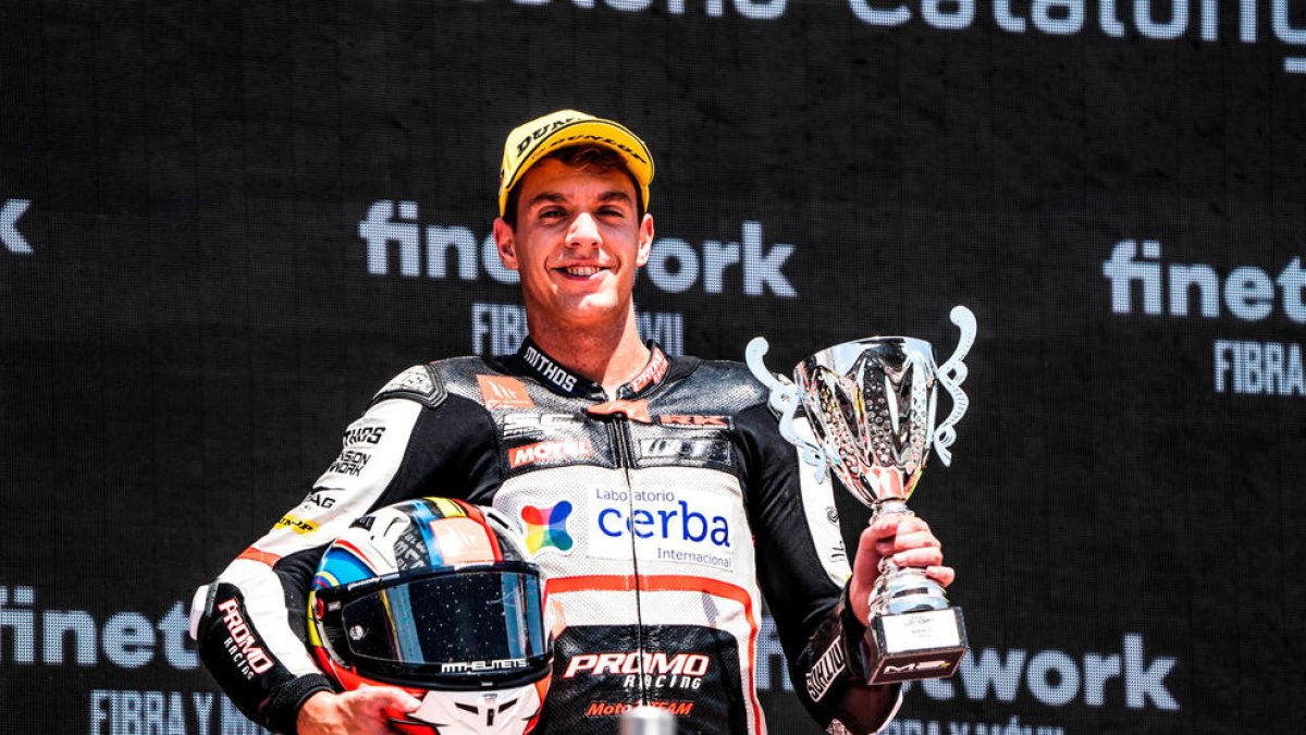 Xavi Cardelús celebra la victòria aconseguida al Circuit de Barcelona-Catalunya.