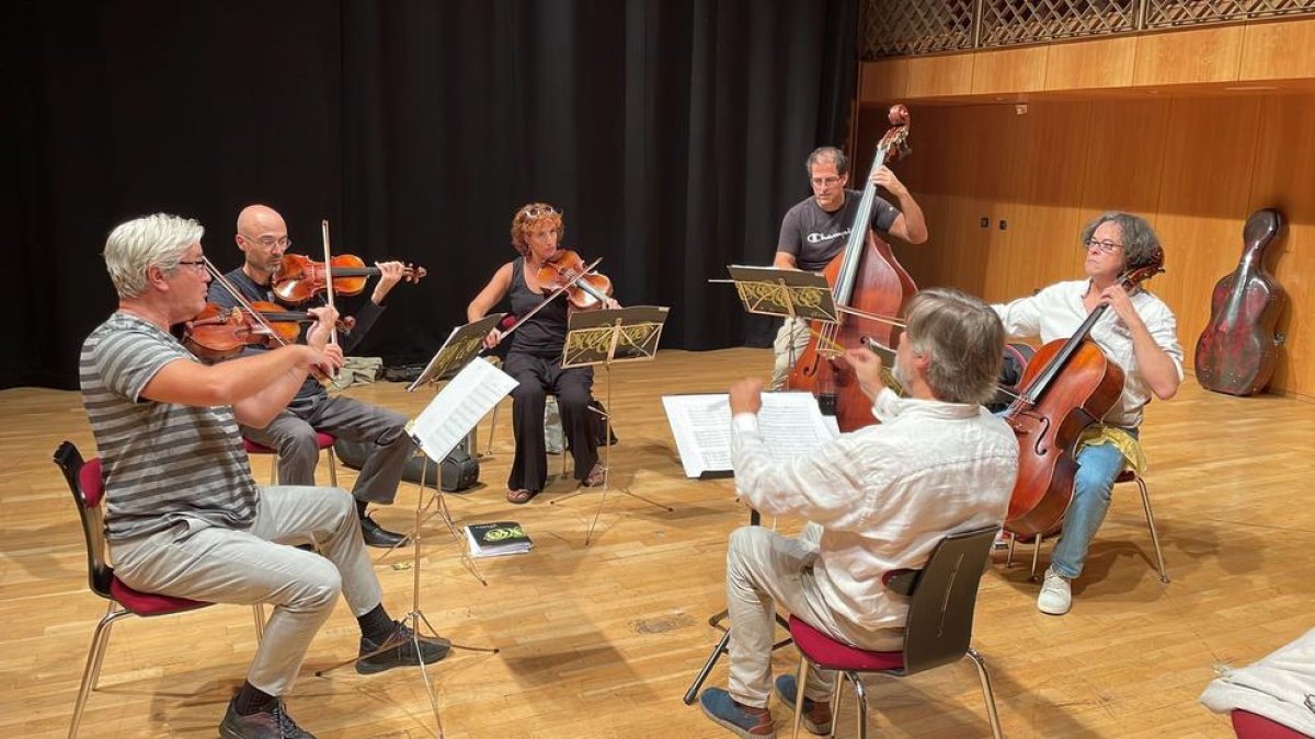 el quintet de corda de l'ONCA assajant avui, a l'Auditori Nacional d'Ordino.