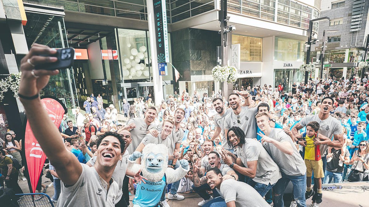 Selfie multitudinària de jugadors i l'afició reunida ahir a l'avinguda Meritxell.