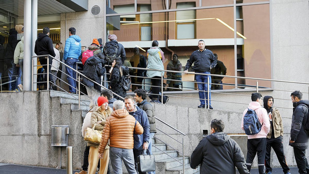 Cues a Immigració el passat hivern.