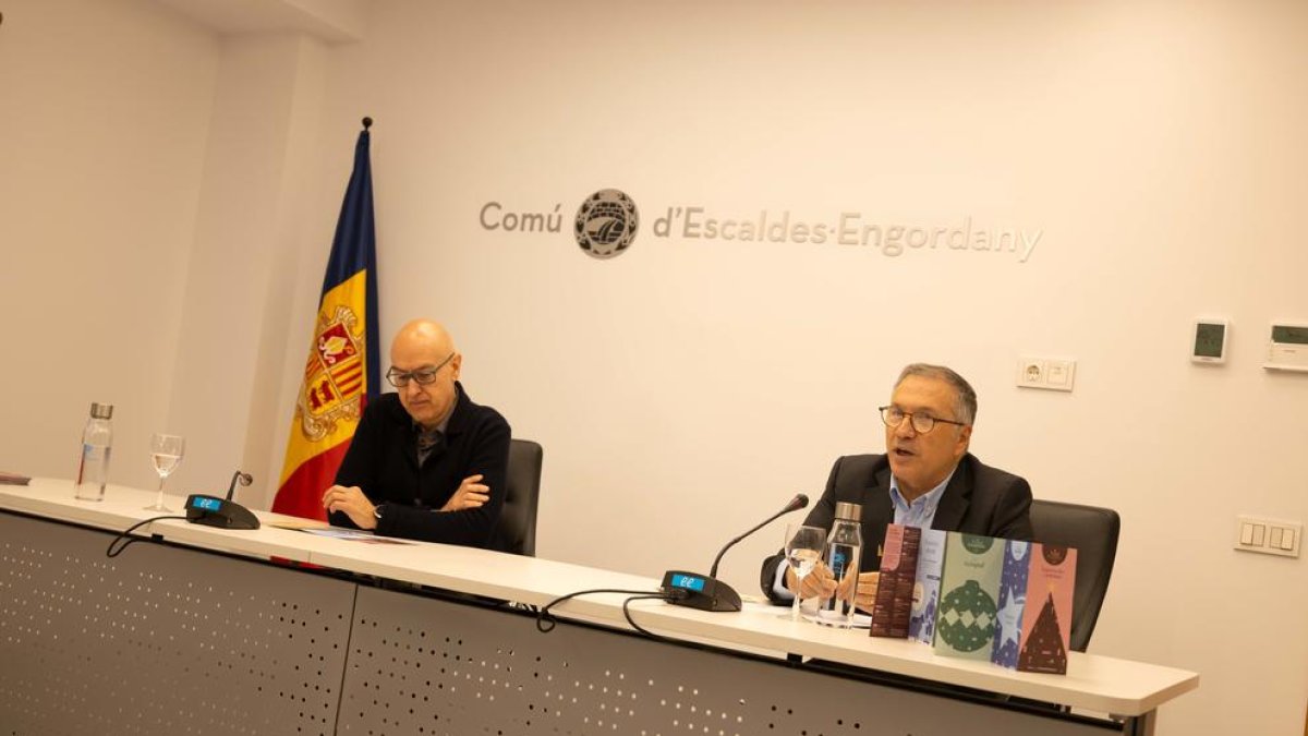 Quim Dolsa, cònsol menor, i Valentí Closa, conseller de vida cultural i aparcaments, anuncien les activitats nadalenques programades per a aquest hivern