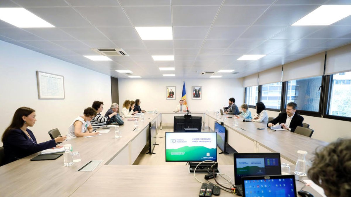 Reunió del Govern amb els partits polítics que treballen en el Pacte d'Estat.