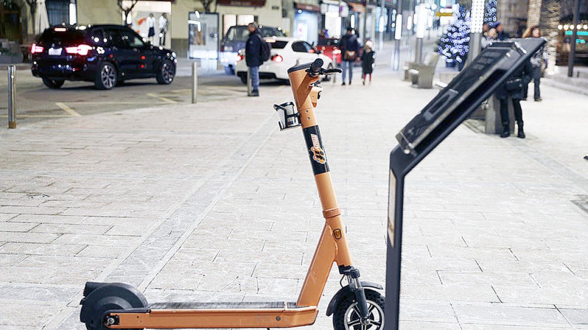 Un patinet elèctric de lloguer.