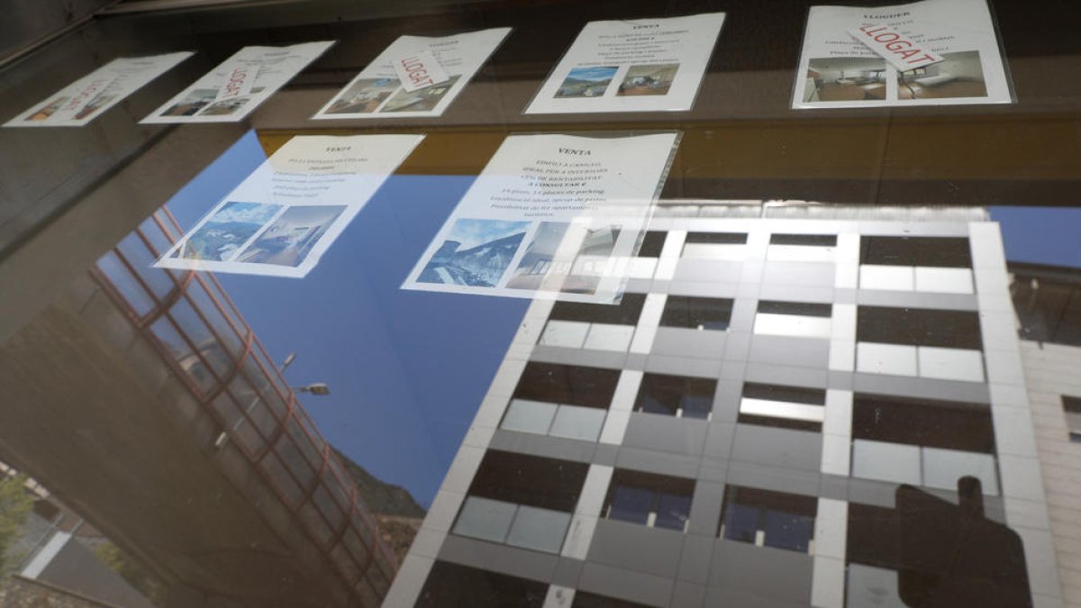 Un aparador amb ofertes de pisos.