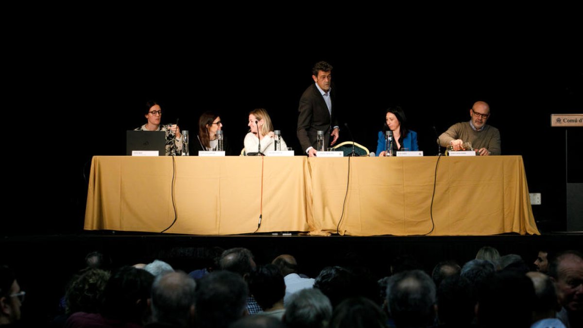 El cònsol Josep Àngel Mortés, dret, a l'inici de la reunió de poble, ahir.