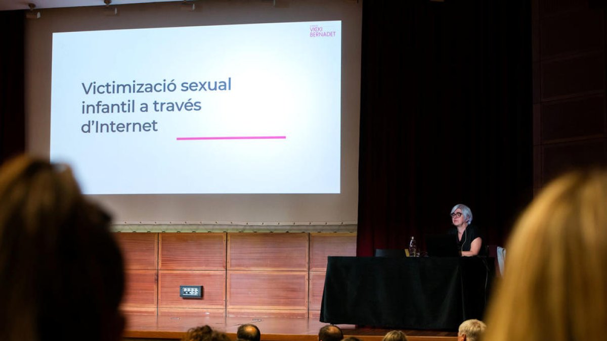 Pilar Polo durant la conferència que va pronunciar ahir al vespre.