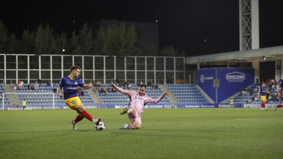 Iván Gil en una acció del partit