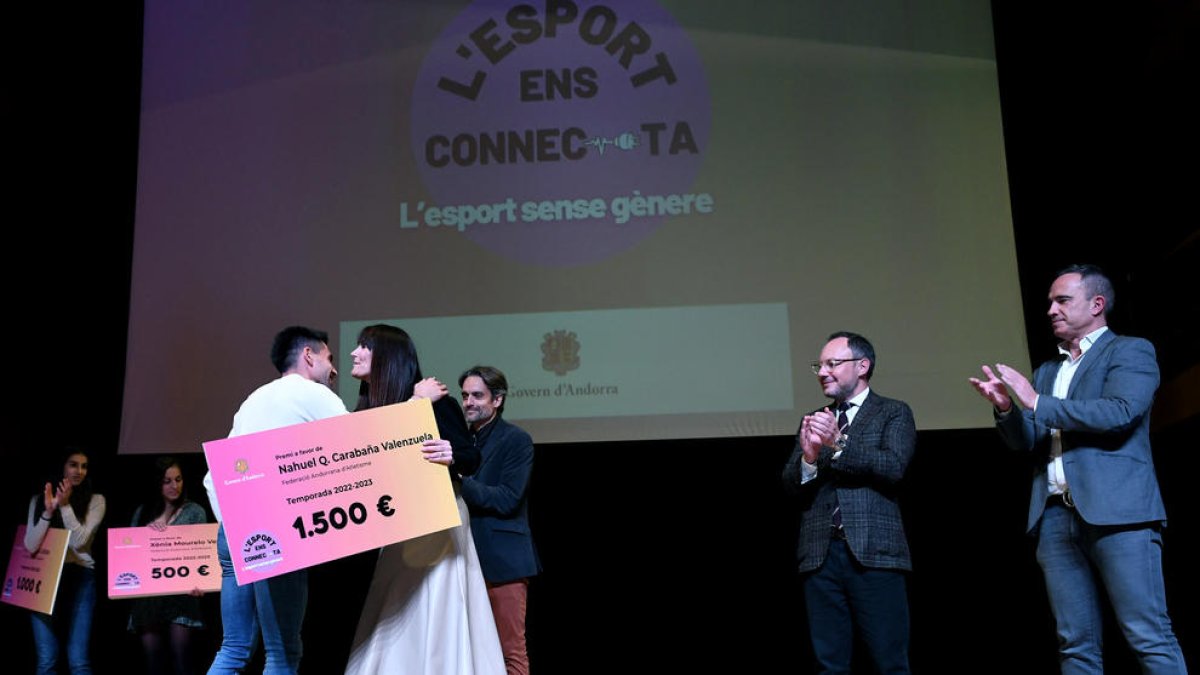 La ministra Mònica Bonell lliurant el premi a Nahuel Carabaña.