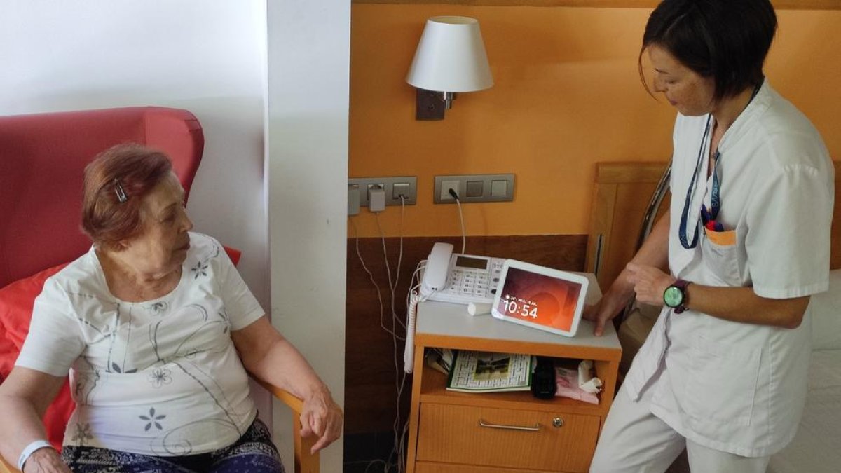 Una pacient amb un dels assistents de veu