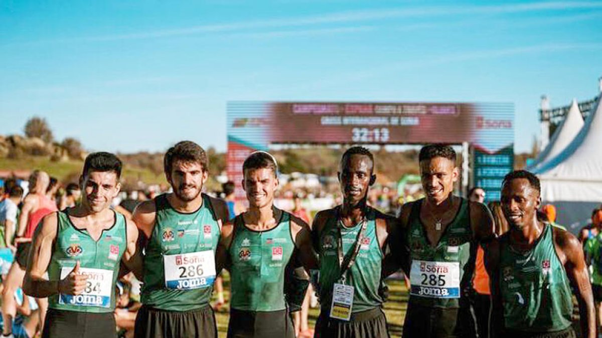 Nahuel Carabaña, a l'esquerra, amb el seu equip.
